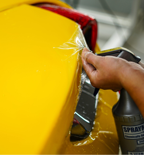 フィルム施工中の車